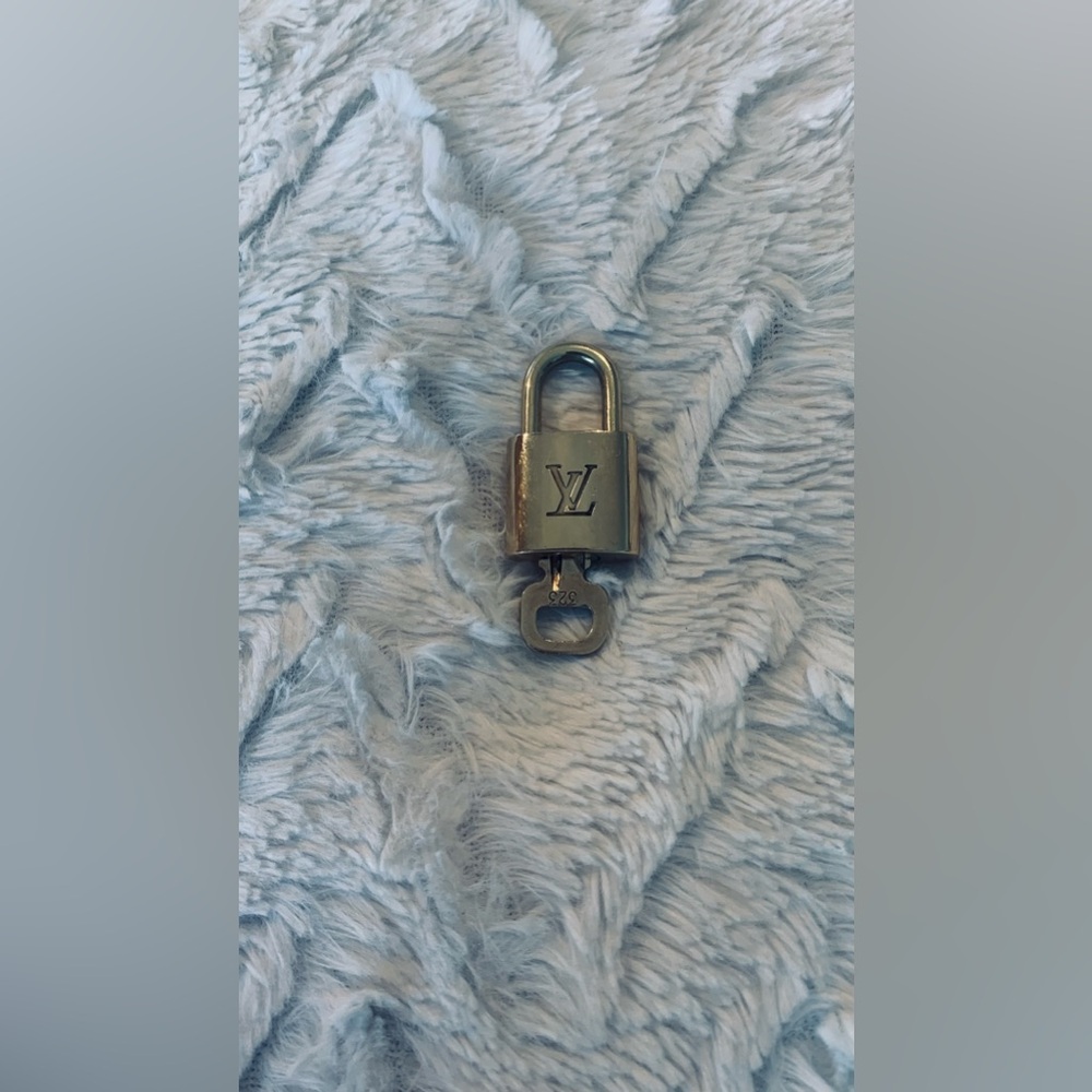 Louis Vuitton Lock & Key 323